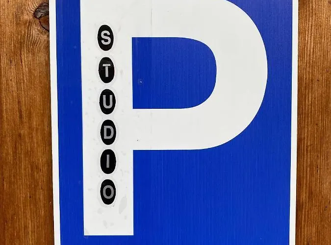 Champraz - Free Parking *